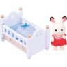 Figurine Le bébé Lapin Chocolat et son lit - Sylvanian families